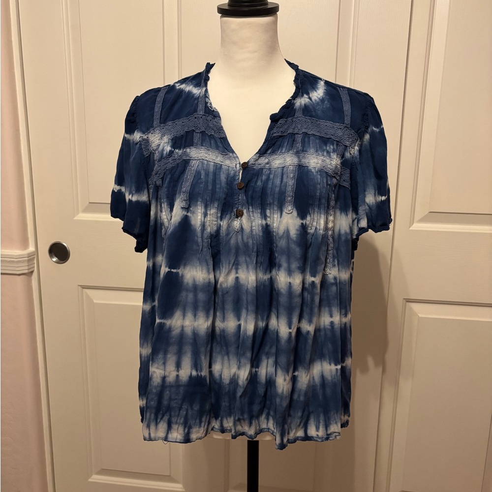 Knox Rose Blue and White Tie-Dye V-Neck Blouse